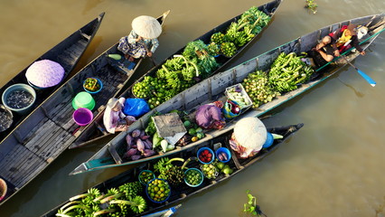 5 bunte Ruderboote von oben gesehen auf dem schwimmenden Markt Lok Baintan in Kalimantan