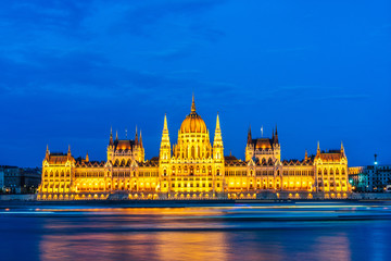 Fototapeta premium Beautiful, night view of the Hungarian parliament building in Budapest