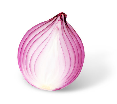 A red onion, sliced in half, i