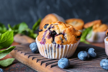 Tasty blueberry muffin on wooden board - obrazy, fototapety, plakaty