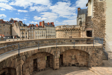 Obraz premium Beautiful summer cityscape view of The Château des ducs de Bretagne (Castle of the Dukes of Brittany) a large castle located in the city of Nantes, France