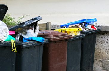 Volle Mülltonnen, Müll, Mülltrennung und Entsorgung von Haushaltsmüll, Reduzierung von Restmüll durch Trennung, Grüner Punkt, Restmüll, Biomüll, Papier, Altpapier, Recycling, Abfall
