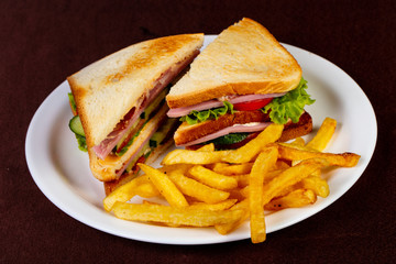 Club sandwich with ham