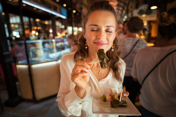 Fototapeta premium podróżniczka na targu San Miguel pijąca tapas