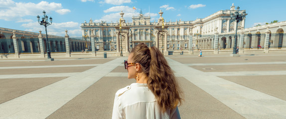 Obraz premium elegancka kobieta przed Pałacem Królewskim patrząc w dal