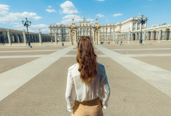 Obraz premium stylowa podróżniczka w pobliżu Pałacu Królewskiego w Madrycie, Hiszpania
