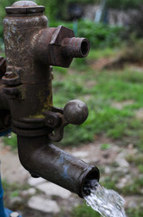 レトロな手動式ポンプ