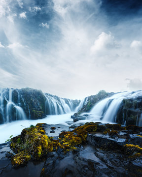 Fototapeta Słynny wodospad Bruarfoss z błękitne wody w okresie letnim. Islandia, Europa