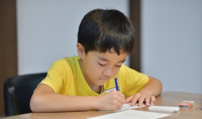 勉強する男の子