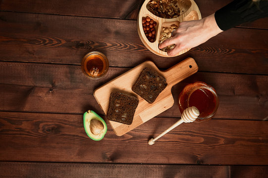 prepares toast with honey