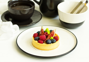 sand tartlet with berries.