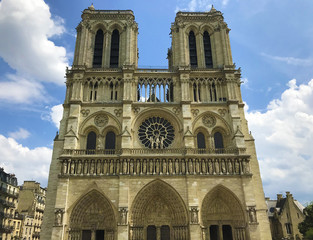 Fototapeta na wymiar Frontal facade of the Notre-Dame cathedral, UNESCO world patrimony, city of Paris, France