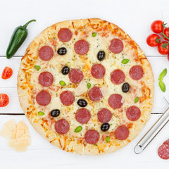 Pepperoni Peperoni Salami Pizza Quadrat von oben backen auf Holzbrett