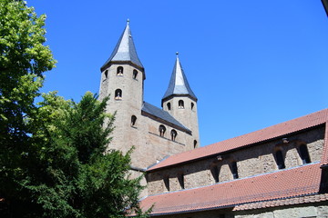Fototapeta na wymiar Die Kirchtürme und das Mittelschiff des Kloster Drübeck