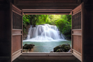 Fototapety  Otwórz stare drewniane drzwi do wodospadu