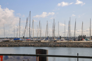 Naklejka premium Sportboote boote hafen hafenanlage segeln seglejacht im sporthafen