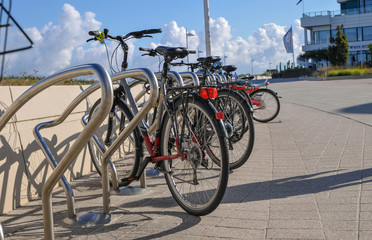 fahrräder ebike in radständer fahrradständer innenstadt staftgebiet promenade ostsee sommer sonne