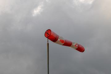 windenergie sturm sturmschaden unwetter wind sturm windsack luftsack windrichtungsanzeiger flughafen