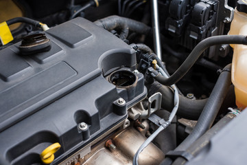 Obraz premium Close-up Synthetic change oil box in engine front