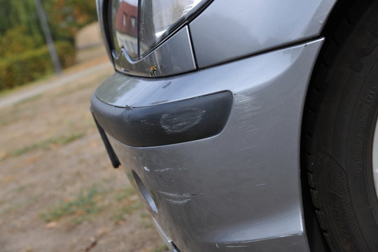 autobeule pkw auto fazrzeug kfz mit beule lackschaden blechschaden unfall unfallschaden kratzer delle