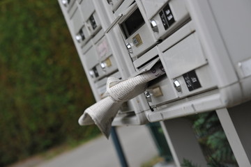 Briefkasten briefkästen schließanlage zeitung herausquellen überladen werbung werbeflut