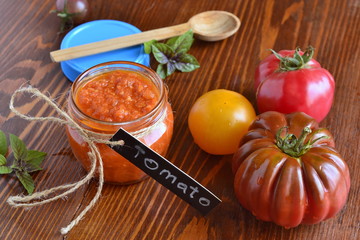 Fried tomato sauce with vegetables