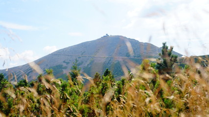 Obraz premium Karpacz mit Schneekoppe - Giant Mountains in Poland (Karkonosze)