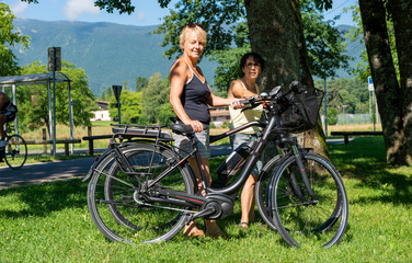 Fototapeta na wymiar two women with bicycles in the countryside