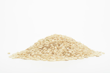 Arroz integral sobre fondo blanco