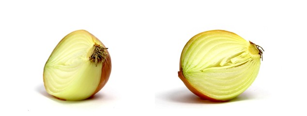 halbierte zwiebel isoliert auf weißem hintergrund