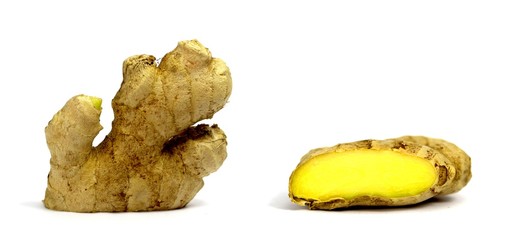 ganze und geschnittene ingwer isoliert auf weißem hintergrund