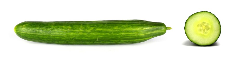 ganze und geschnittene gurke isoliert auf weißem hintergrund