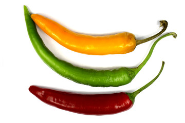 gelbe grüne und rote chilischote isloert auf weißem hintergrund