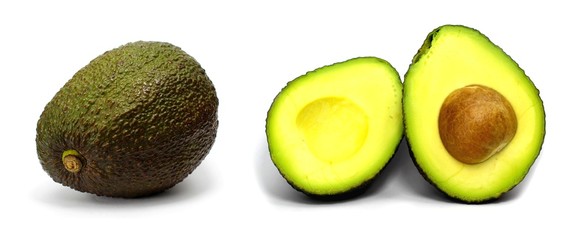 ganze und halbierte avocado isoliert auf weißem hintergrund