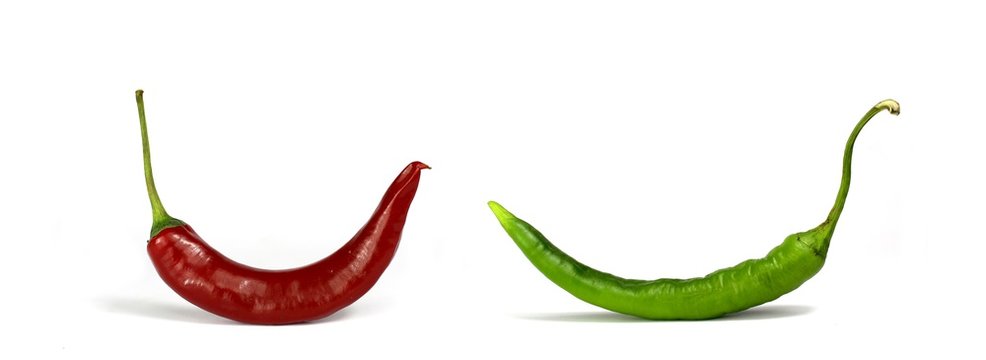 rote und gr&uuml;ne chilischote isoliert auf wei&szlig;em hintergrund