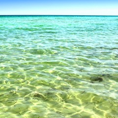 wunderschönes klares blaues wasser am meer