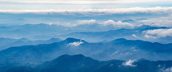 Fototapeta na wymiar 山脈と雲