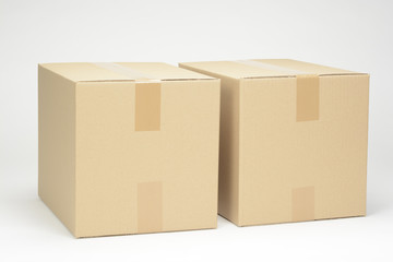 Dos cajas de cartón sobre fondo blanco
