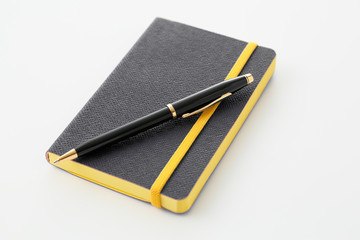 カラフルな手帳とボールペン