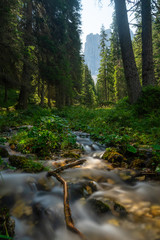 Obraz premium Flowing river in front of beautiful Italian Mountains