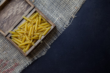 Unos cuantos macarrones en una caja