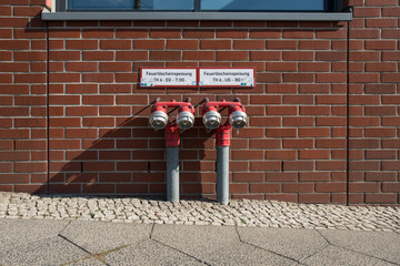 Wasserhydrant an Hauswand