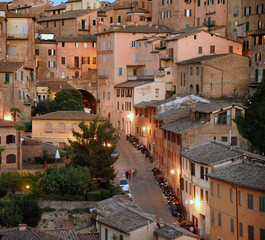 Fototapeta na wymiar Abendlicht über den Dächern der historischen Altstadt von Siena