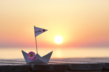 romantischer Sonnenuntergang an der Küste