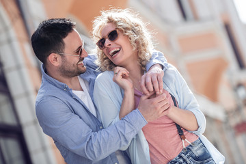 Naklejka premium Happy young couple having fun outdoors