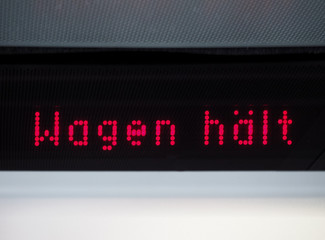 Wagen haelt (meaning Bus stopping)