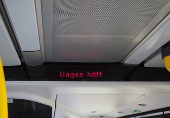 Wagen haelt (meaning Bus stopping)