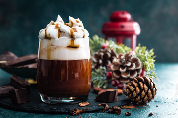 Chocolat chaud avec chantilly. Boisson chocolatée et décorations de Noël