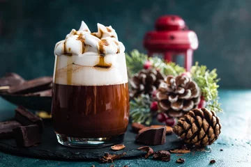 Crédence de cuisine en verre imprimé Chocolat Chocolat chaud avec chantilly. Boisson chocolatée et décorations de Noël