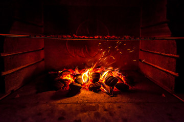 grill węglowy - rozgrzane węgle pod rusztem © Kamil_k2p